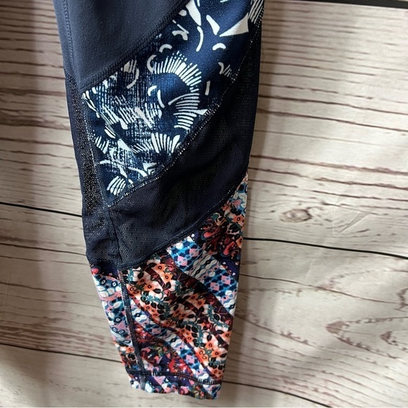 Athleta 7/8 Salutation Mesh Leggings size small - Picture 3 of 7